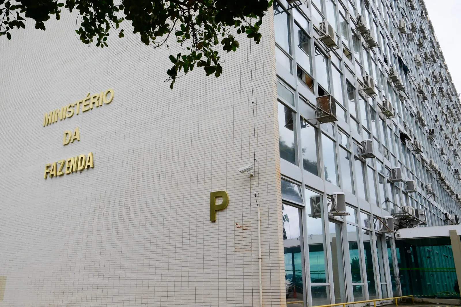 Fachada do prédio do Ministério da Fazenda na Esplanada dos Ministérios, com o letreiro do ministério