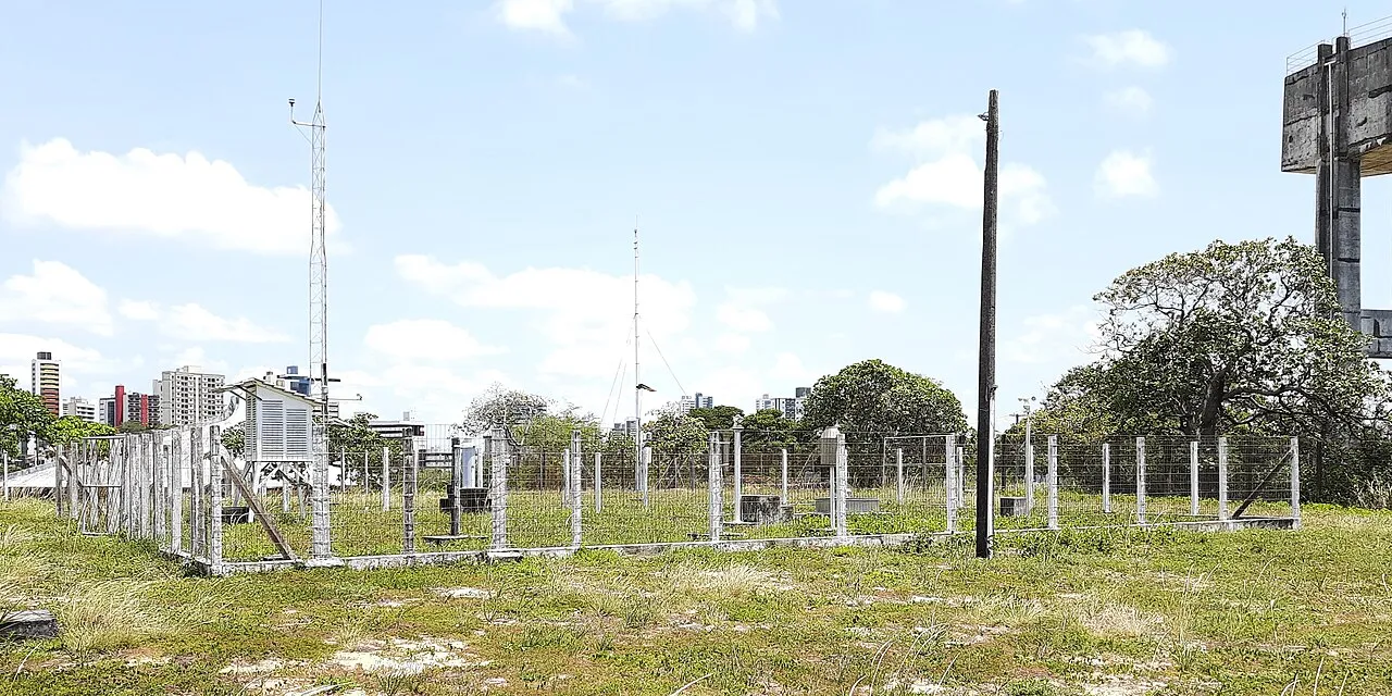 Estação meteorológica do Instituto Nacional de Meteorologia (Inmet) no campus da UFRN, em Natal (RN)