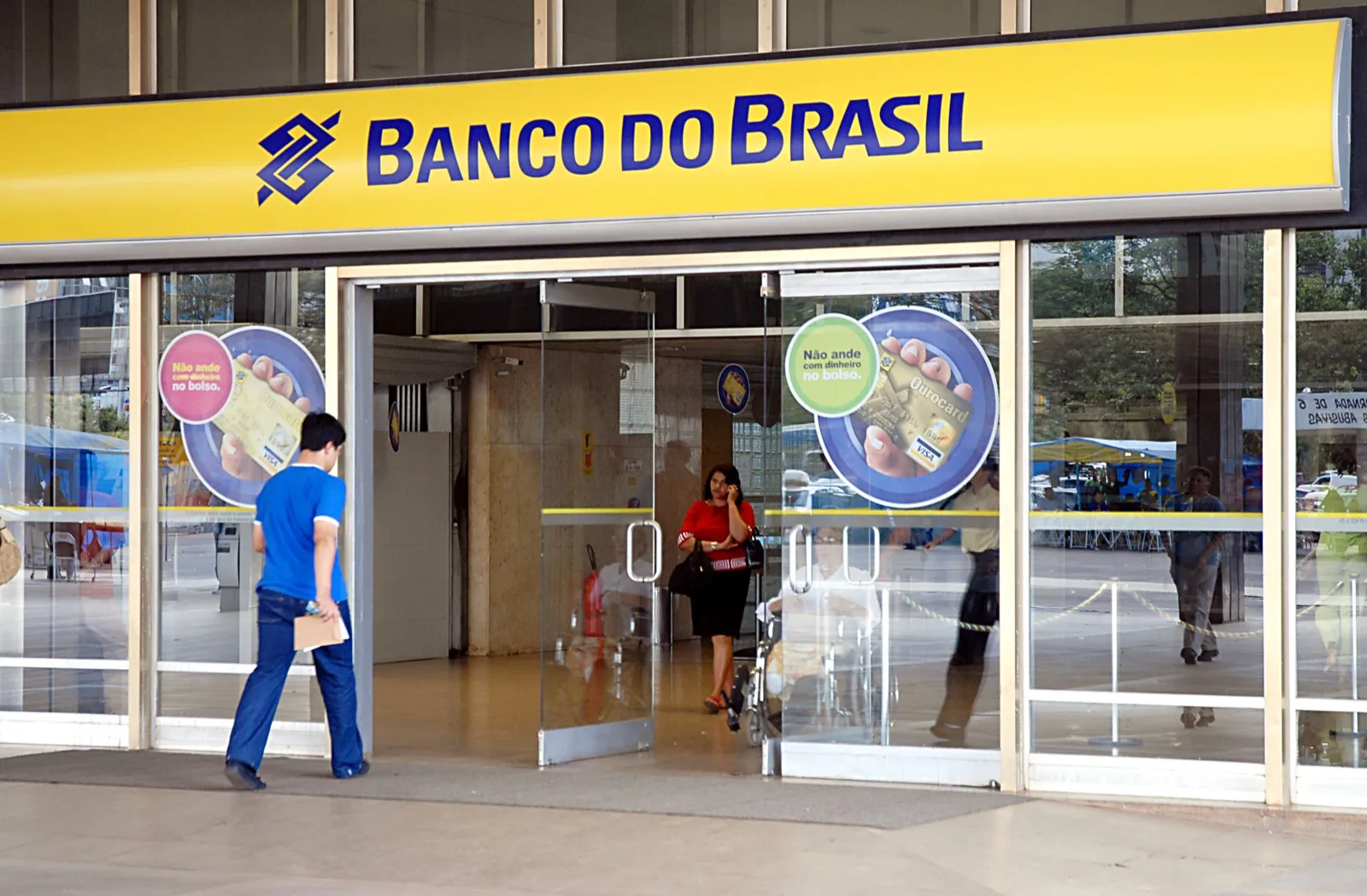 Clientes na porta de entrada de uma agência do Banco do Brasil