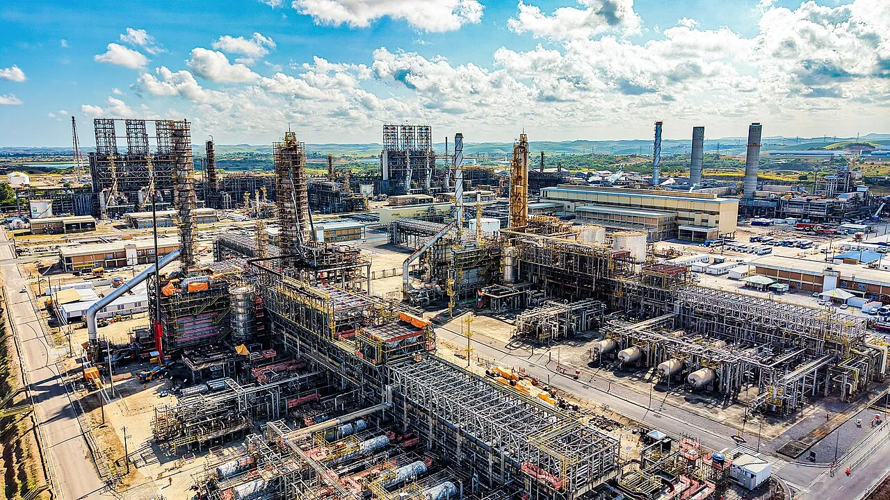 Vista aérea de torres, tubulações e estruturas metálicas em obras na Refinaria Abreu e Lima, em Ipojuca, Pernambuco