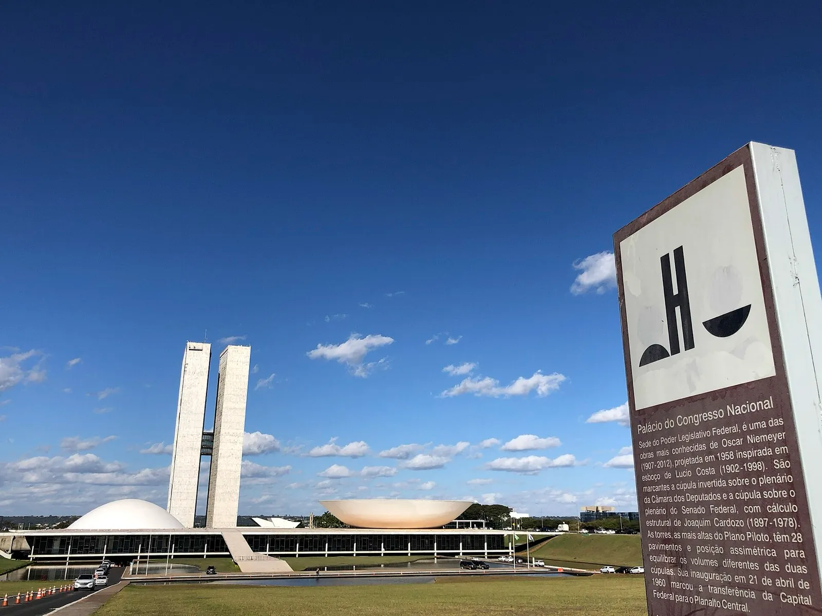 Palácio do Congresso Nacional, em Brasília, com as duas torres e as cúpulas, sob céu azul