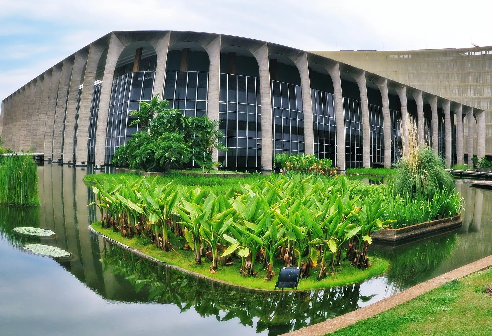 Fachada do Palácio do Itamaraty, em Brasília, sede do Ministério das Relações Exteriores, com lago e plantas em primeiro plano