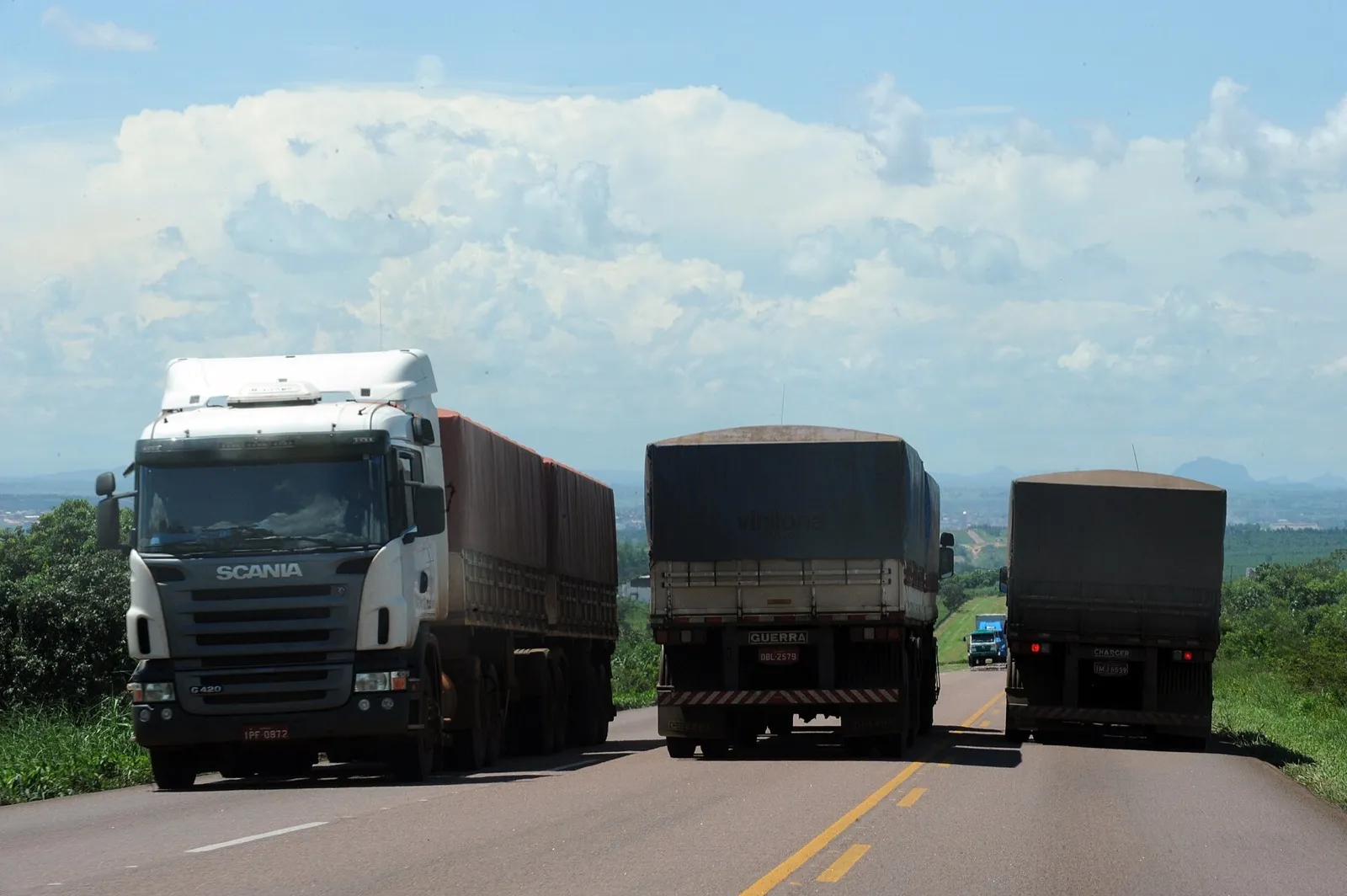 Caminhões transitam na BR-163, em Rondonópolis (MT); na época da colheita, eles levam os produtos agrícolas até outras regiões e portos
